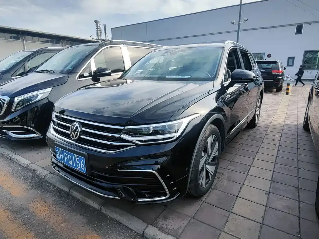 Volkswagen Tiguan L — фото 1