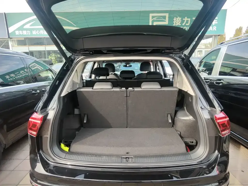 Volkswagen Tiguan L — фото 9