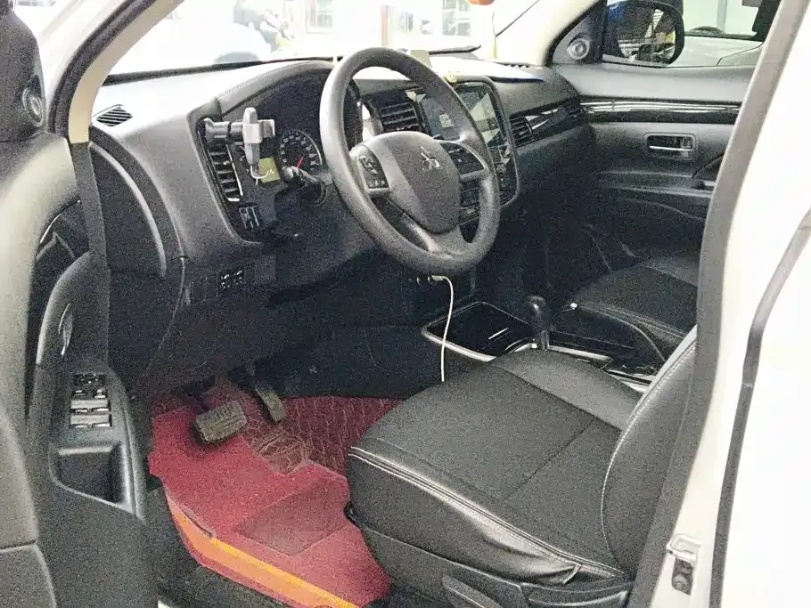 Mitsubishi Outlander — фото 9