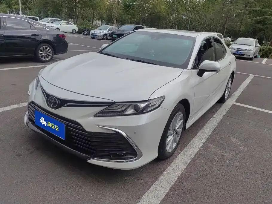 Toyota Camry — фото 1