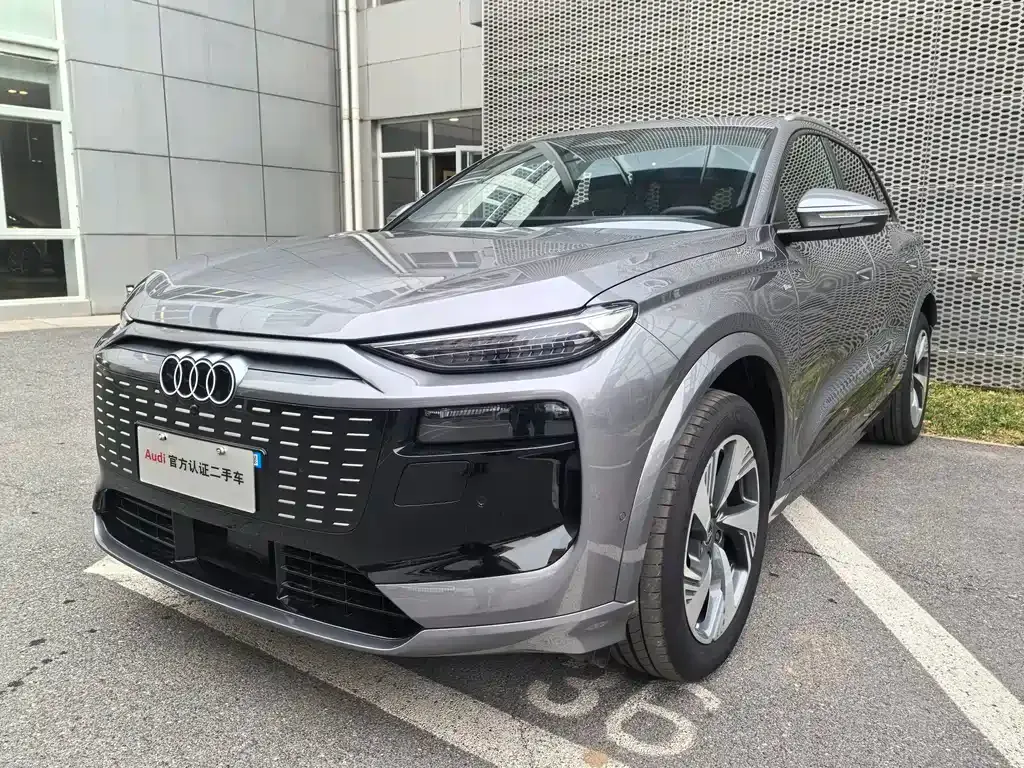 Audi Q6L e-tron — фото 1