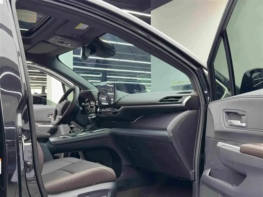 Toyota Granvia — фото 9