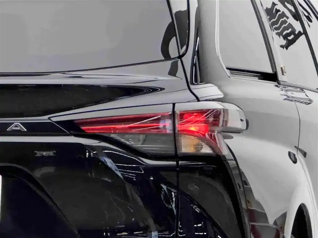 Toyota Granvia — фото 7