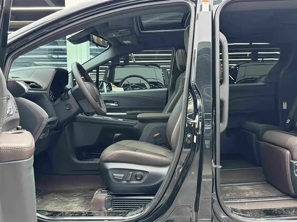 Toyota Granvia — фото 3