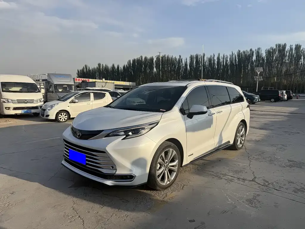 Toyota Sienna — фото 1