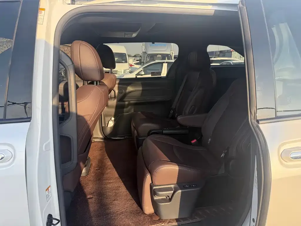 Toyota Sienna — фото 4