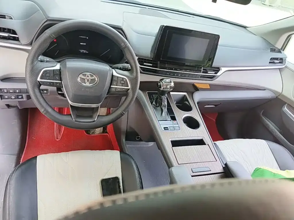 Toyota Sienna — фото 1