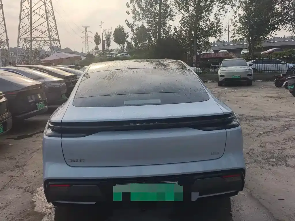 Geely Galaxy E8 — фото 9