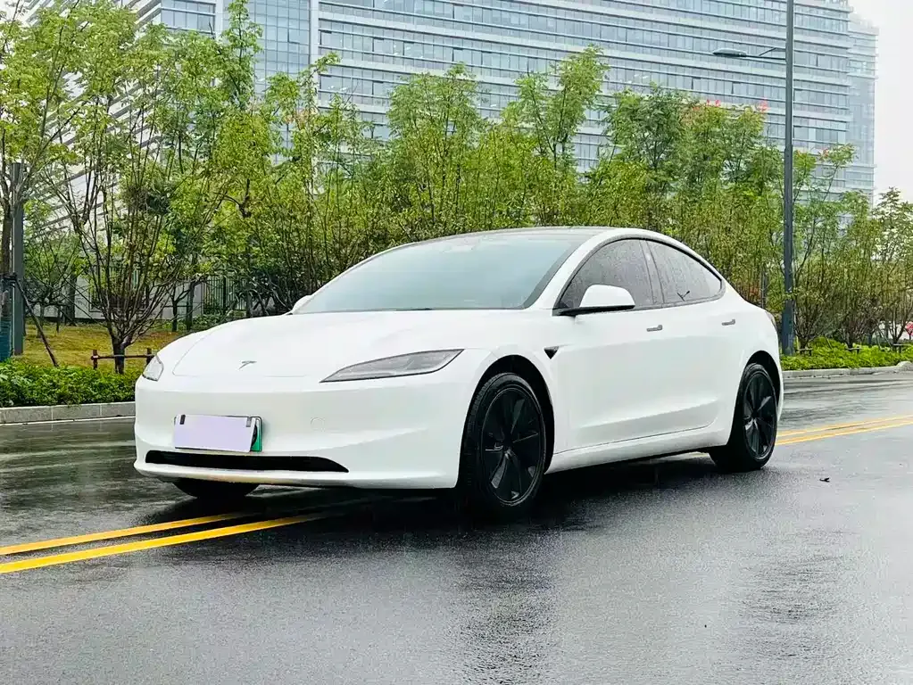 Tesla Model 3 — фото 1