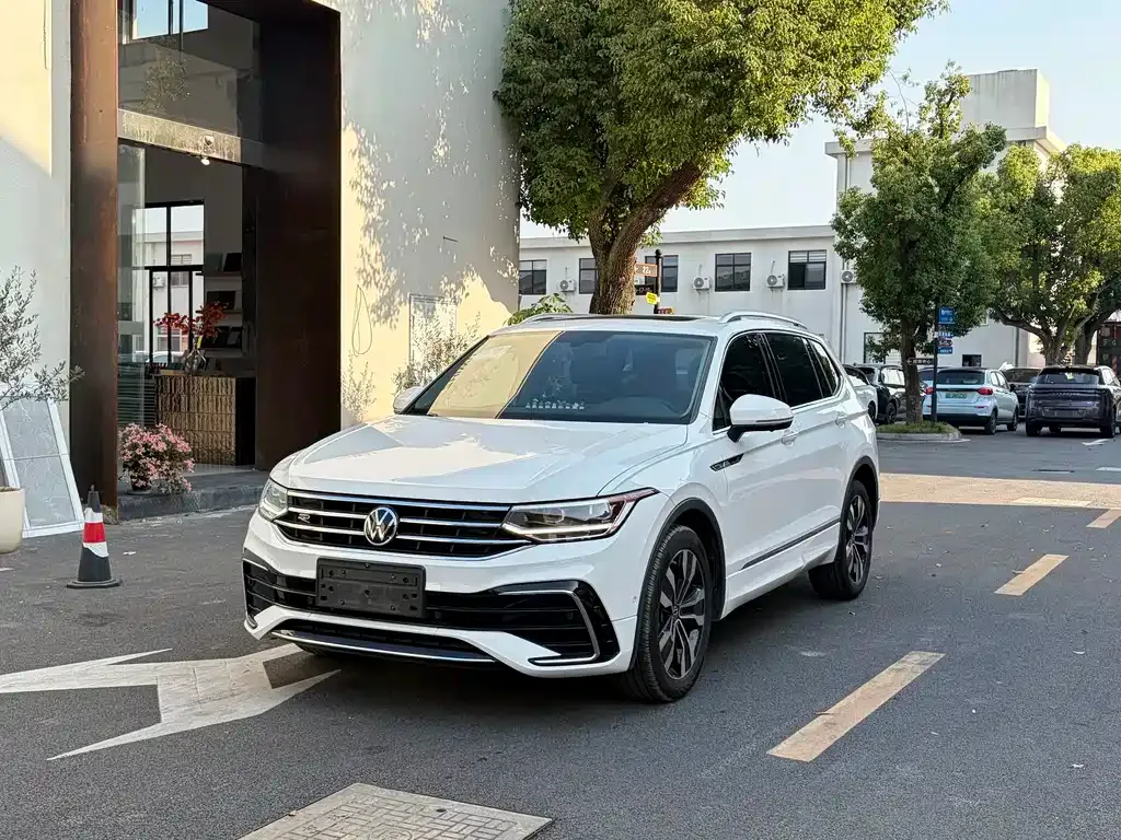 Volkswagen Tiguan L — фото 1