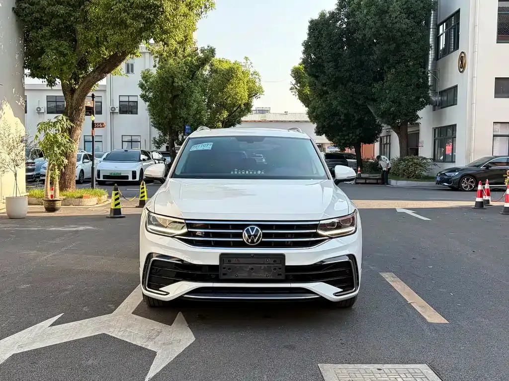 Volkswagen Tiguan L — фото 7