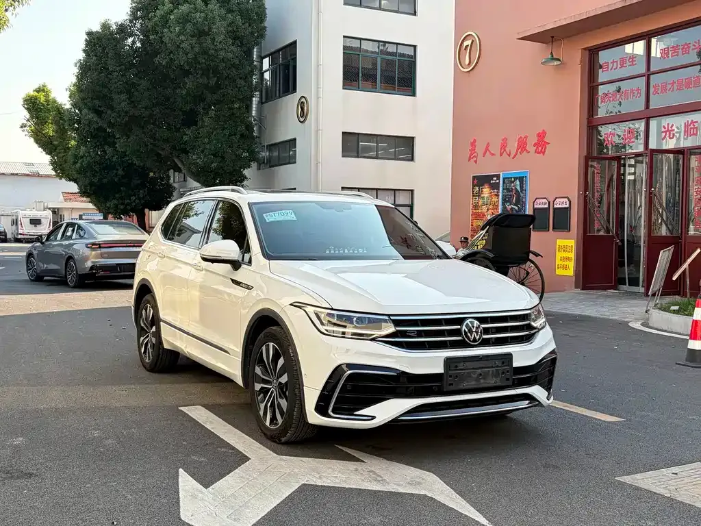 Volkswagen Tiguan L — фото 9