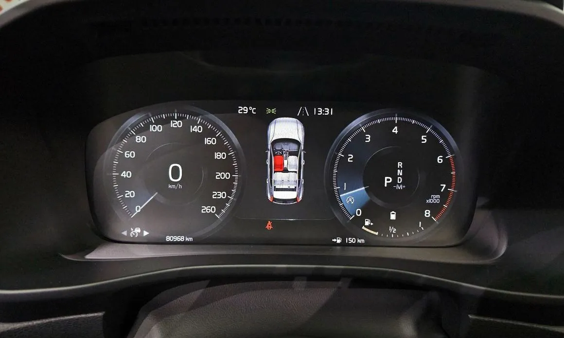 Volvo XC40 — фото 10