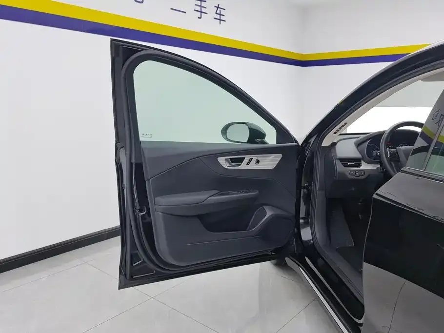 Hongqi E-QM5 — фото 2