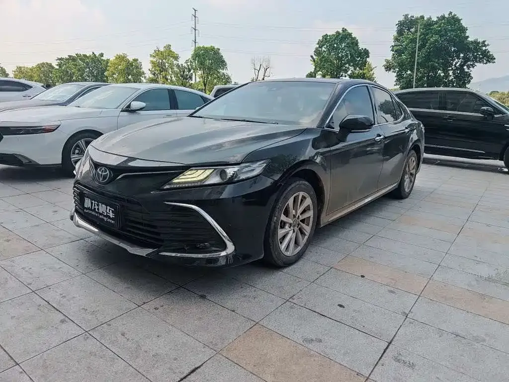 Toyota Camry — фото 1