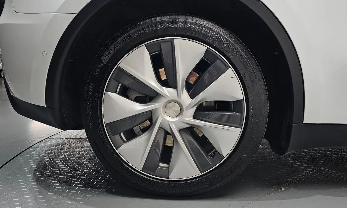 Tesla Model Y — фото 10