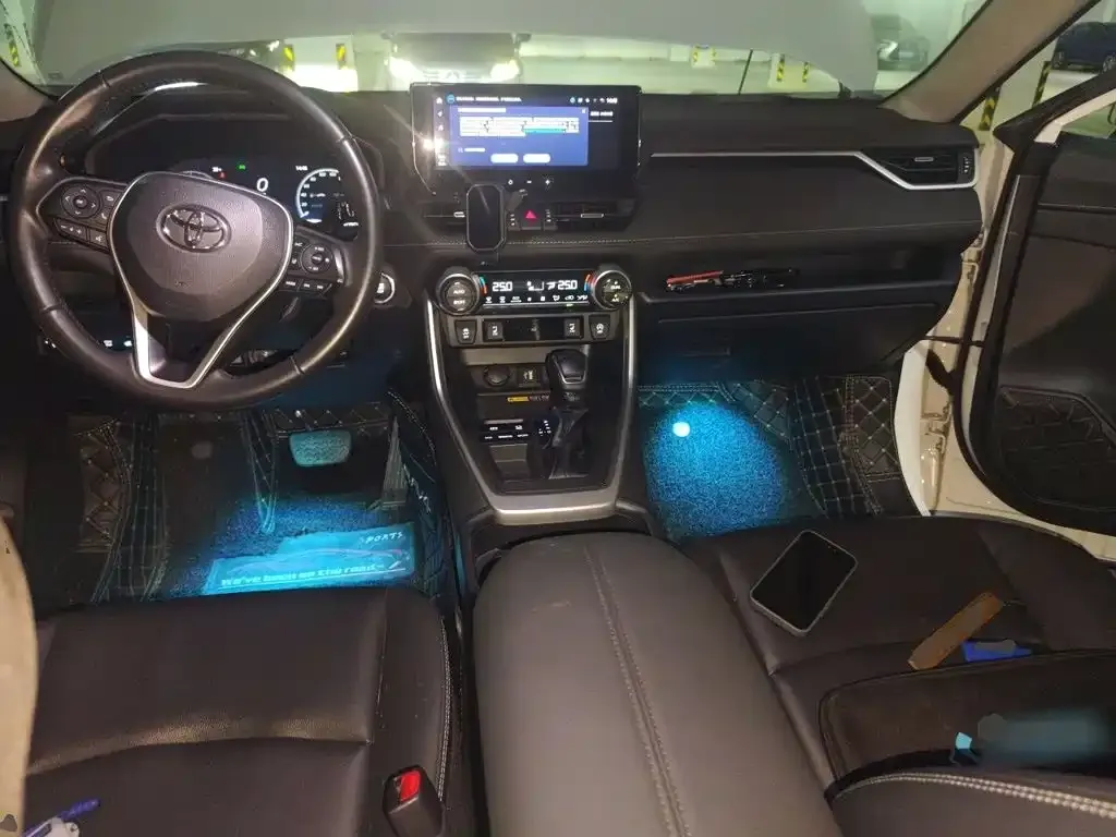 Toyota RAV4 — фото 5
