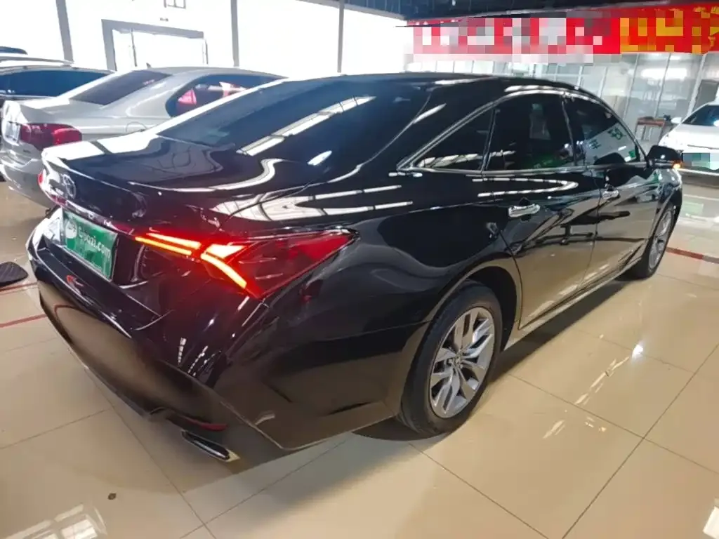 Toyota Avalon — фото 1