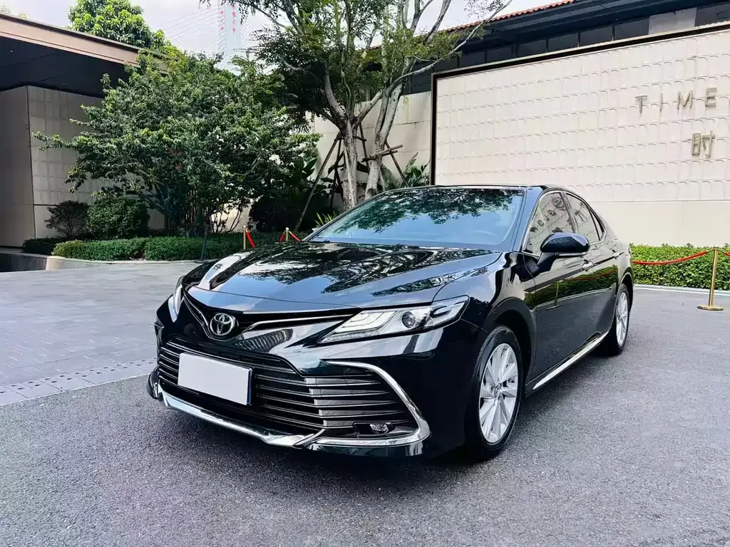 Toyota Camry — фото 1