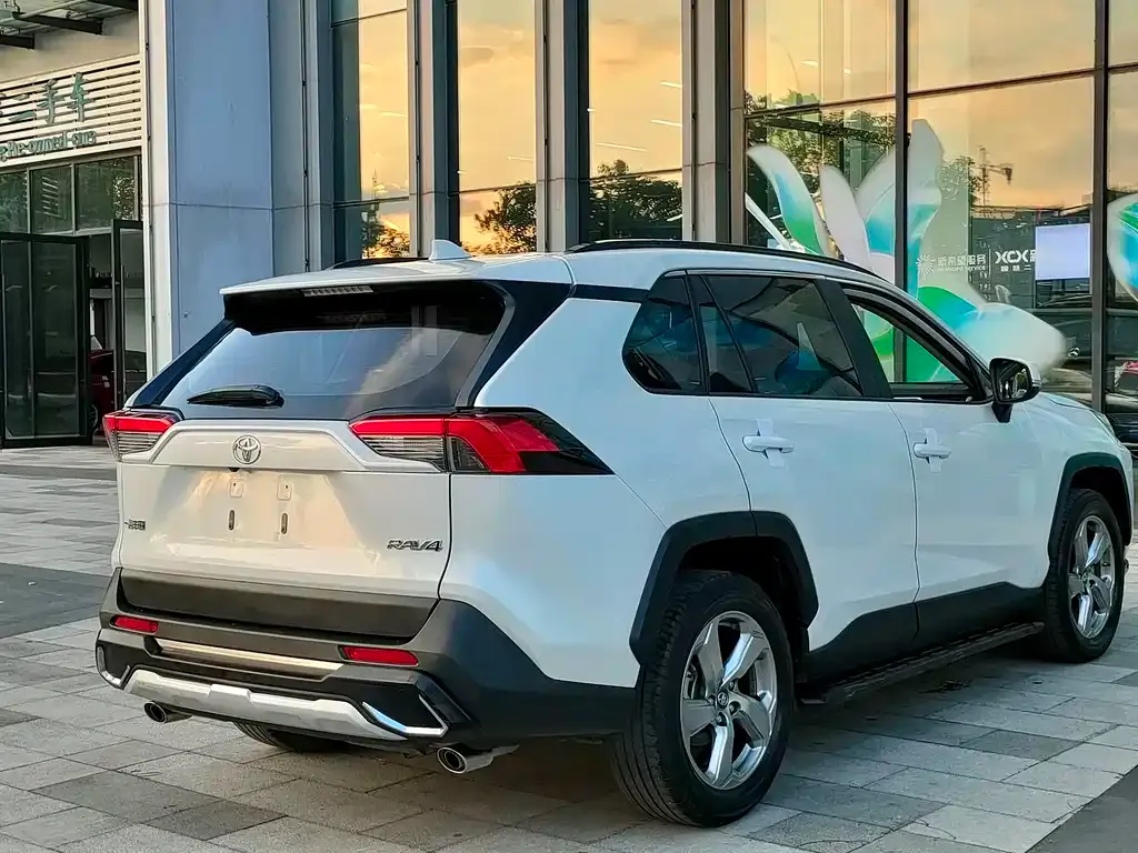 Toyota RAV4 — фото 7
