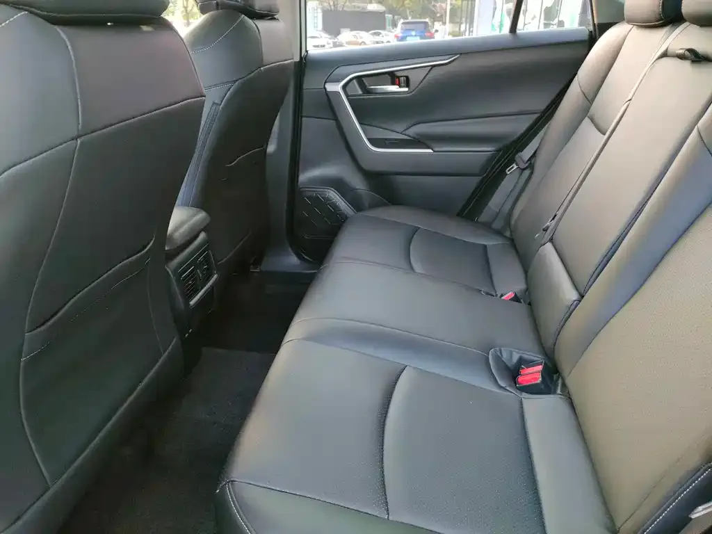 Toyota RAV4 — фото 10