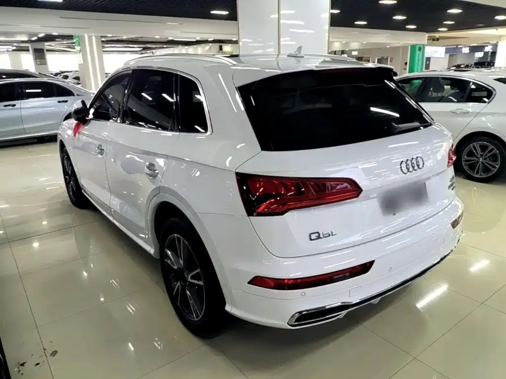 Audi Q5L — фото 6