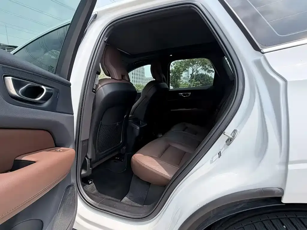 Volvo XC60 — фото 9