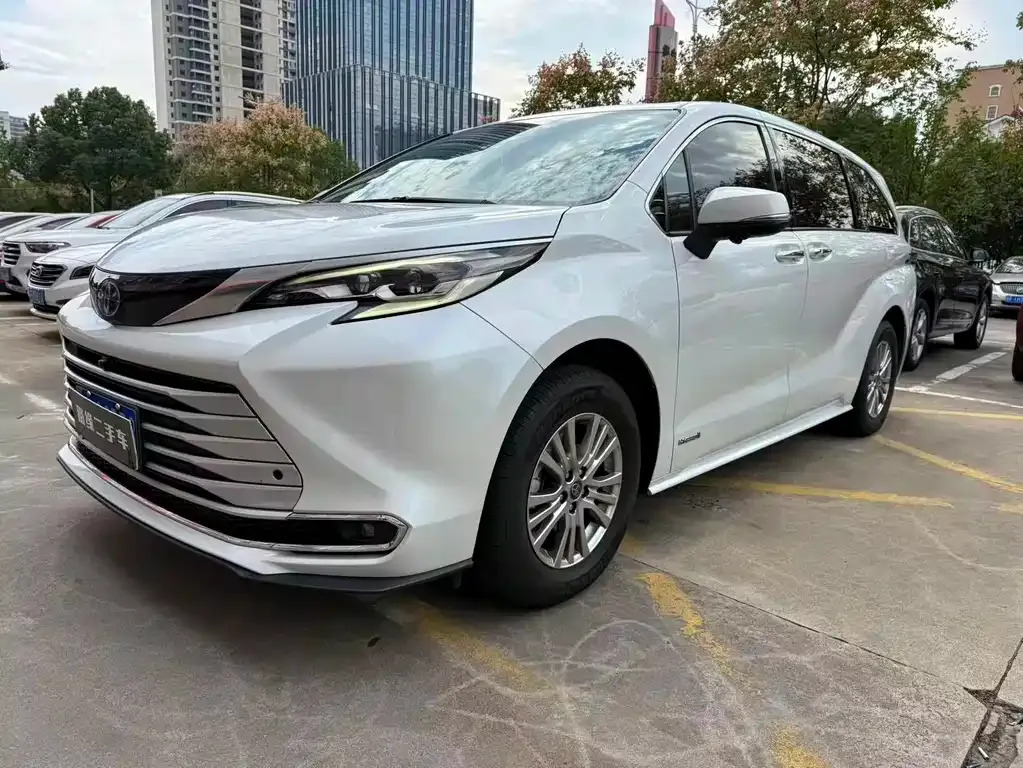 Toyota Sienna — фото 1