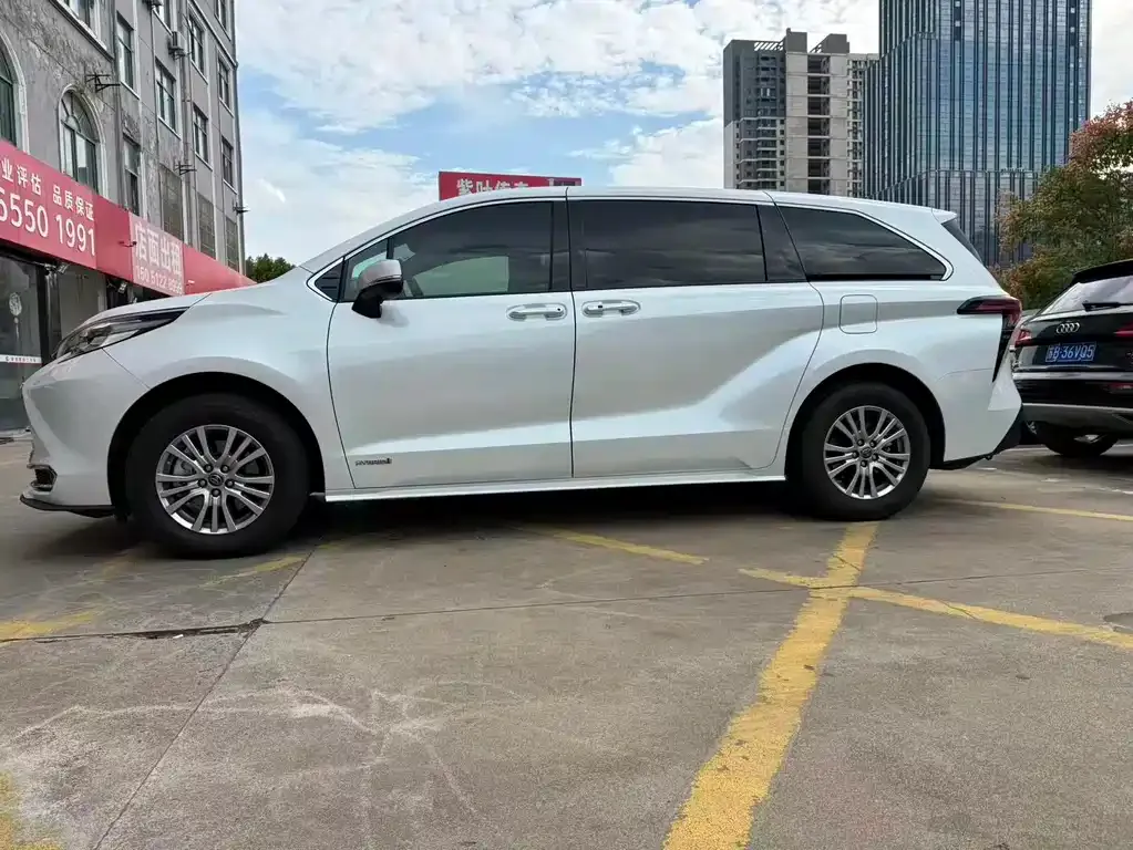 Toyota Sienna — фото 8