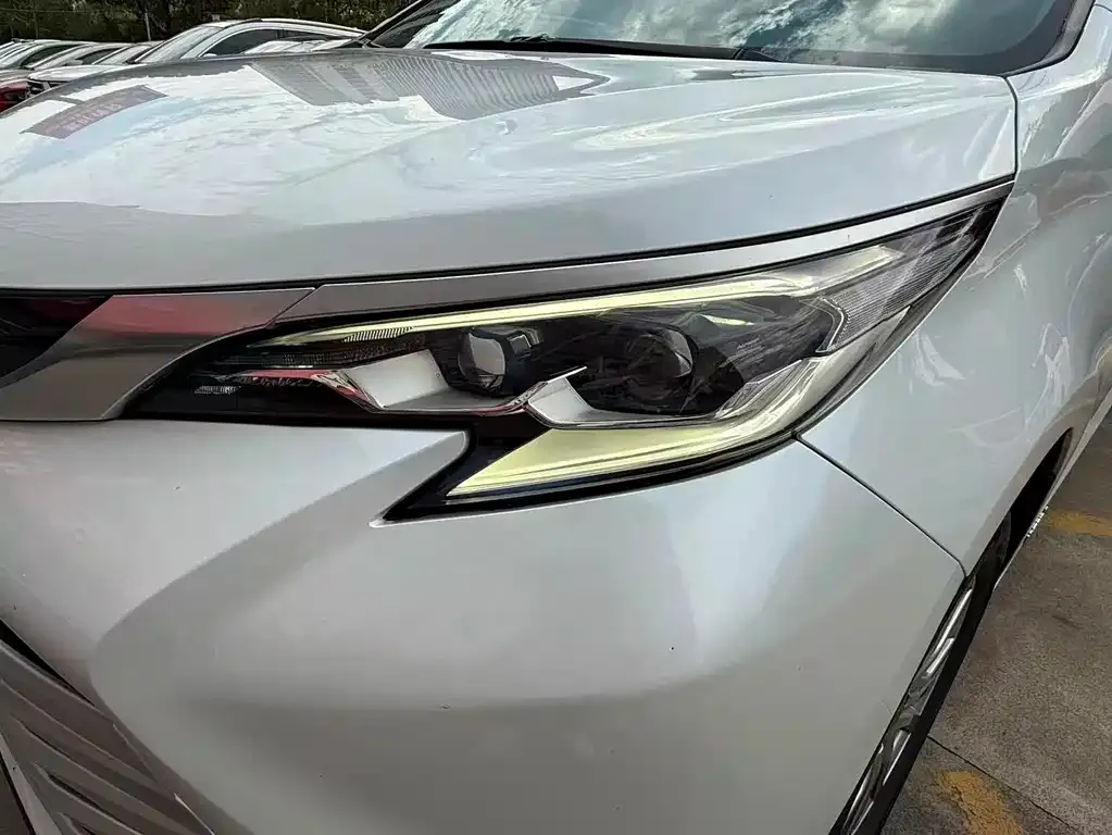 Toyota Sienna — фото 10