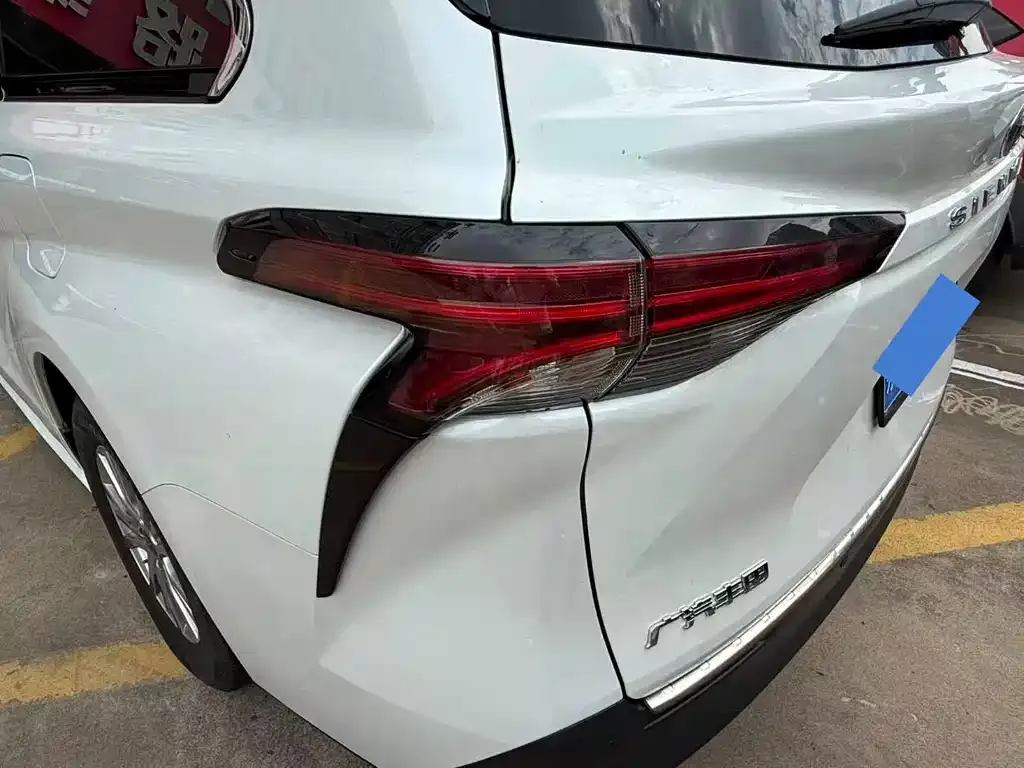 Toyota Sienna — фото 2