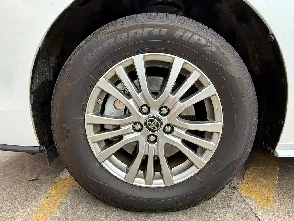 Toyota Sienna — фото 3
