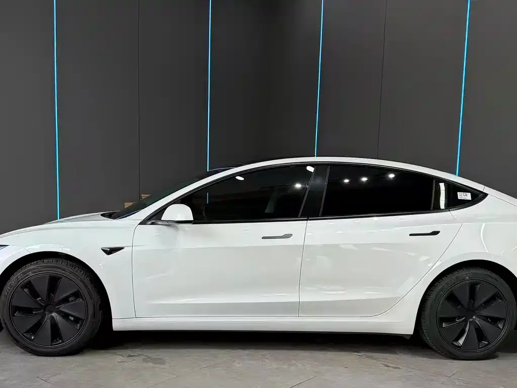 Tesla Model 3 — фото 10