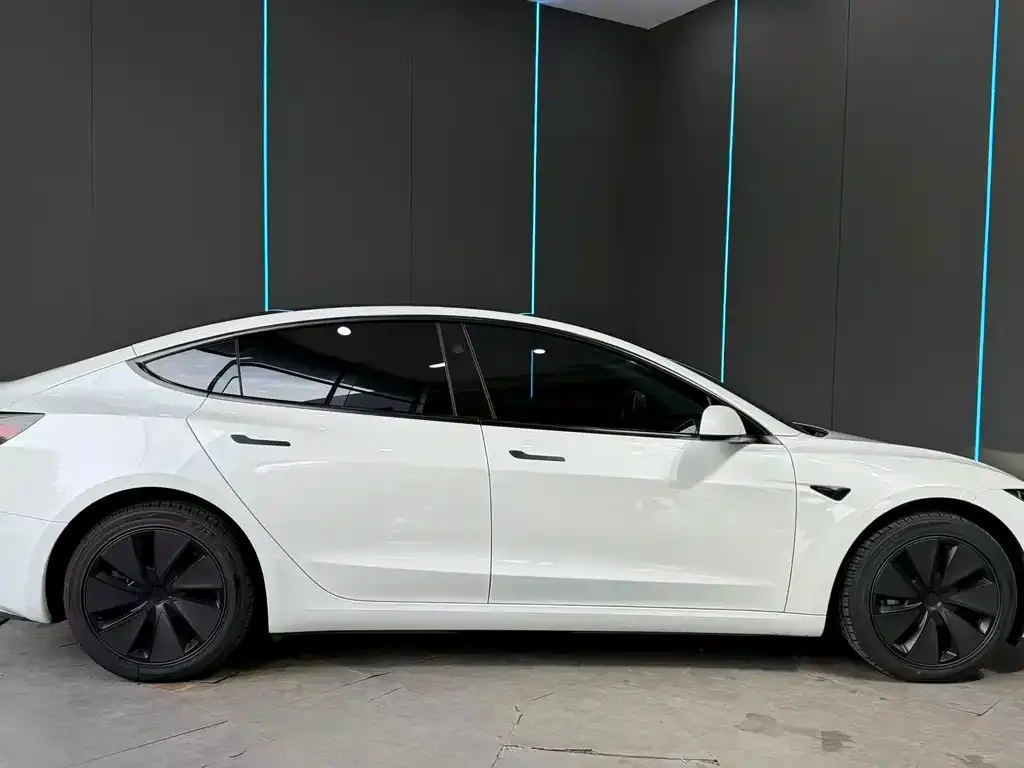Tesla Model 3 — фото 4