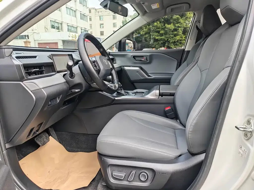 Toyota RAV4 — фото 7
