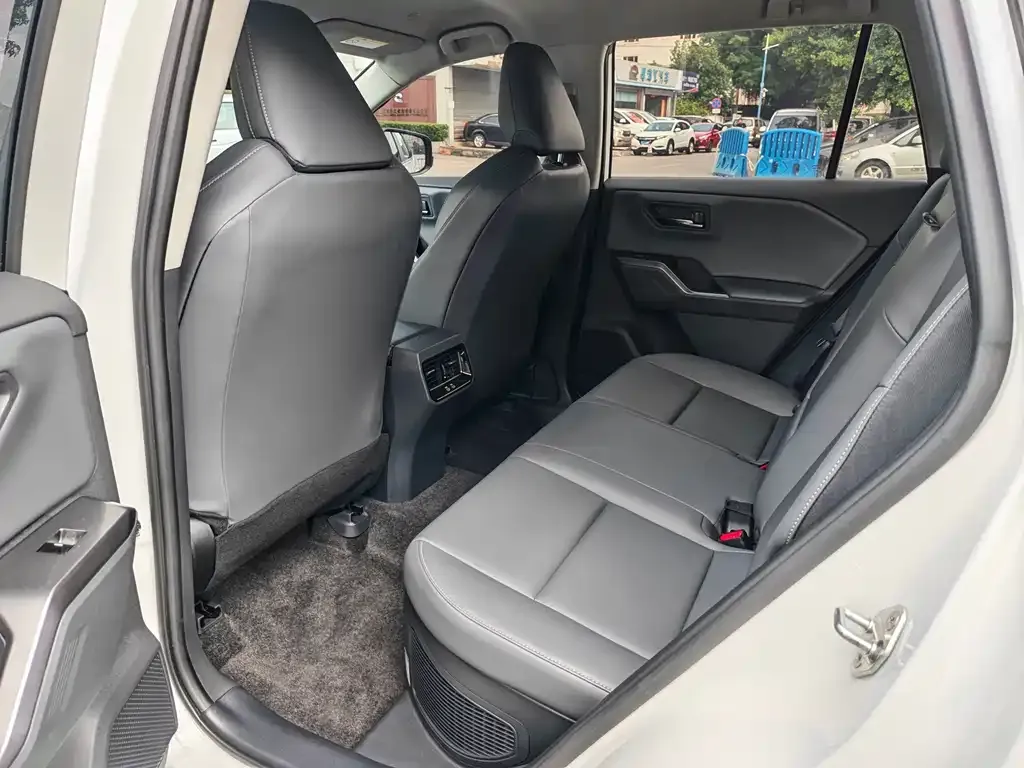 Toyota RAV4 — фото 10
