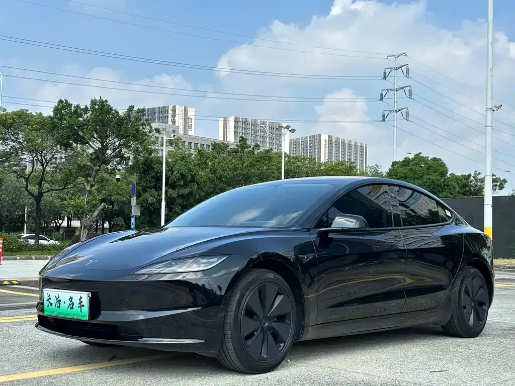 Tesla Model 3 — фото 1