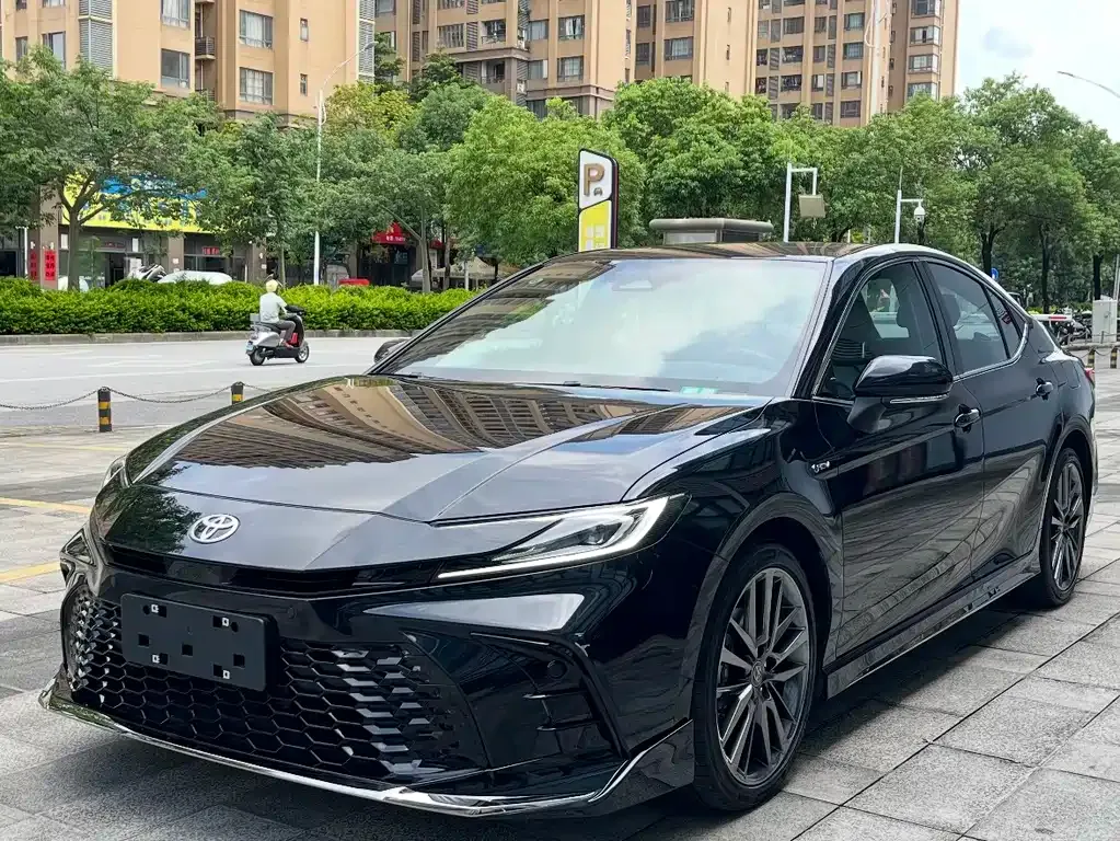 Toyota Camry — фото 1