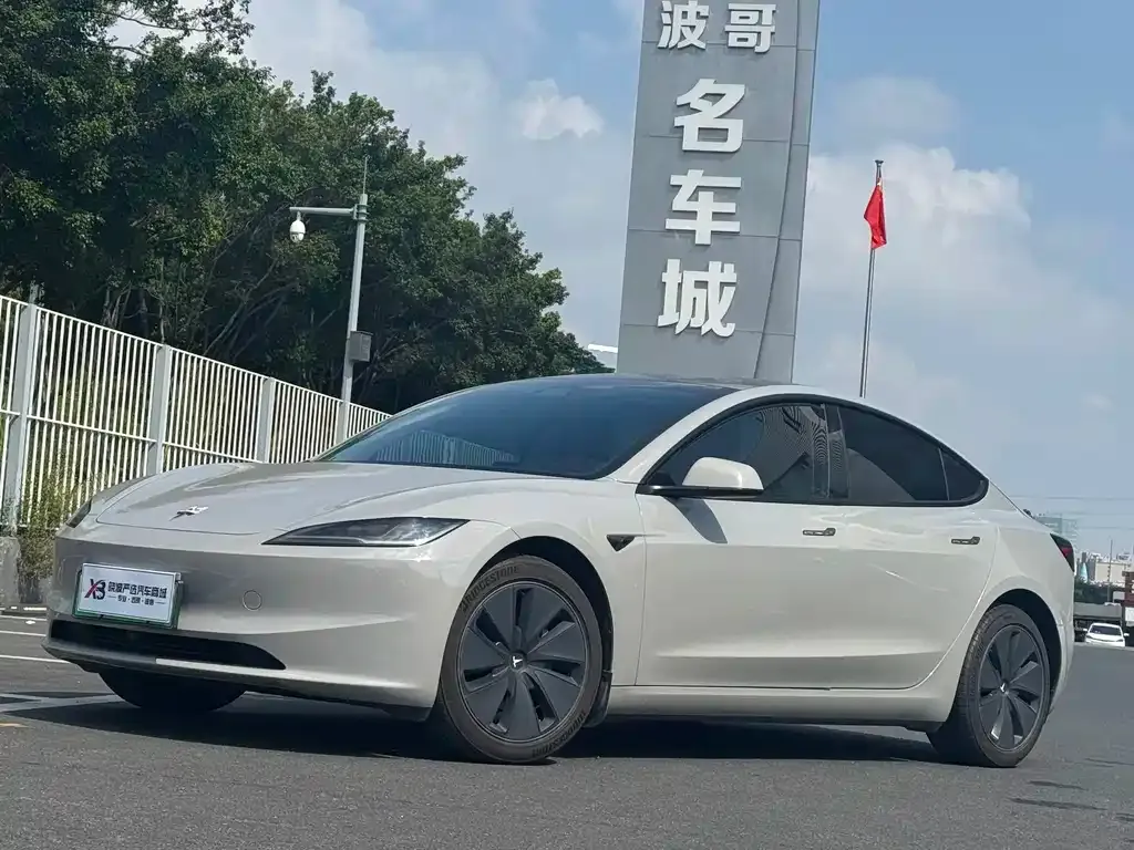 Tesla Model 3 — фото 1