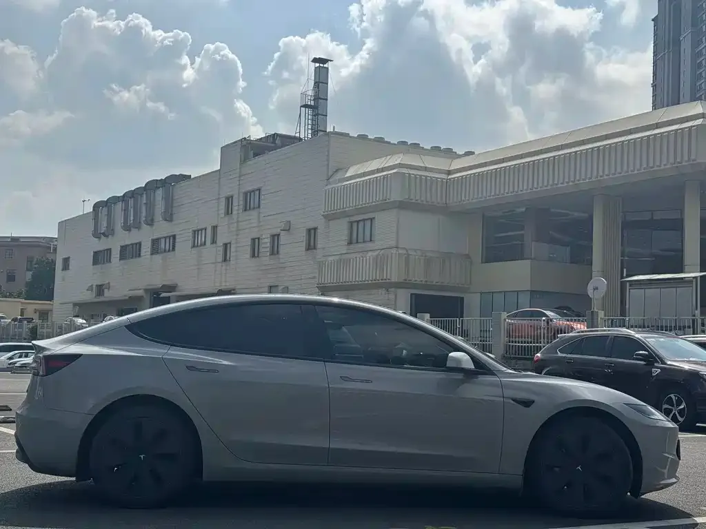 Tesla Model 3 — фото 3