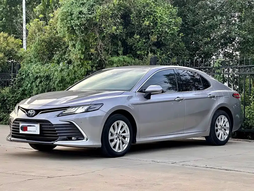 Toyota Camry — фото 1