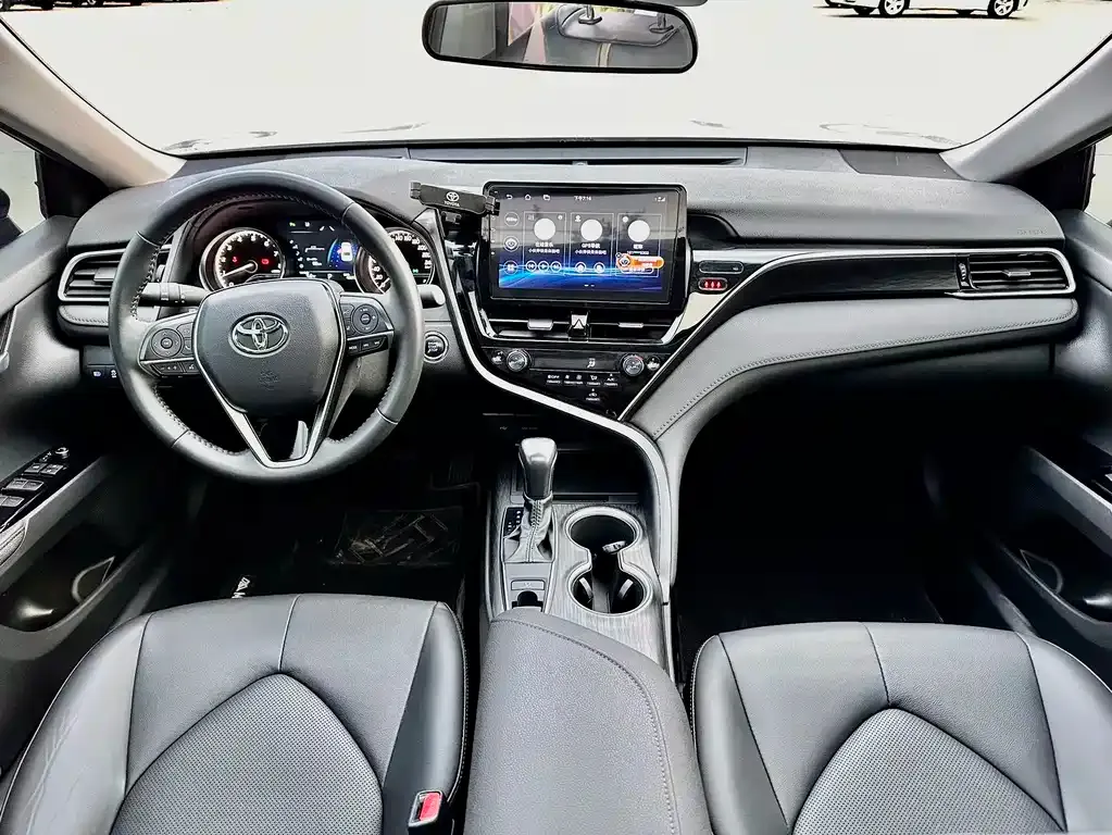 Toyota Camry — фото 3