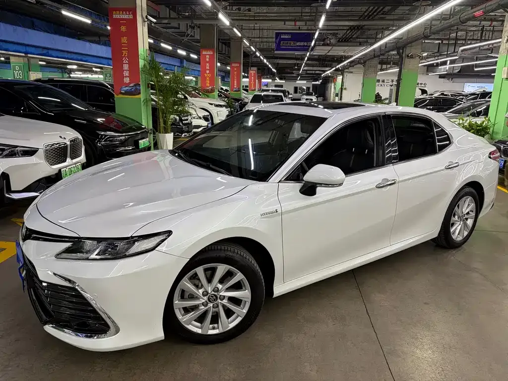 Toyota Camry — фото 1