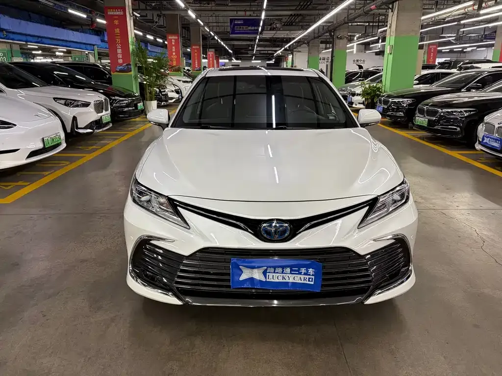 Toyota Camry — фото 2
