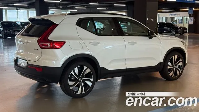 Volvo XC40 — фото 10