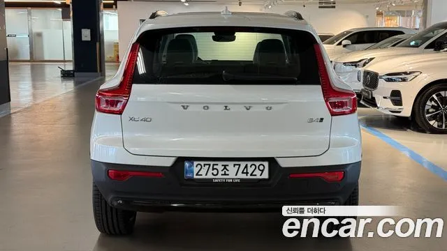 Volvo XC40 — фото 9