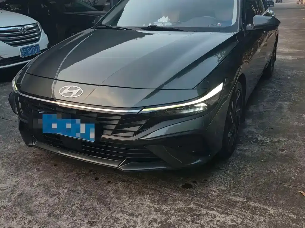 Hyundai Elantra — фото 1