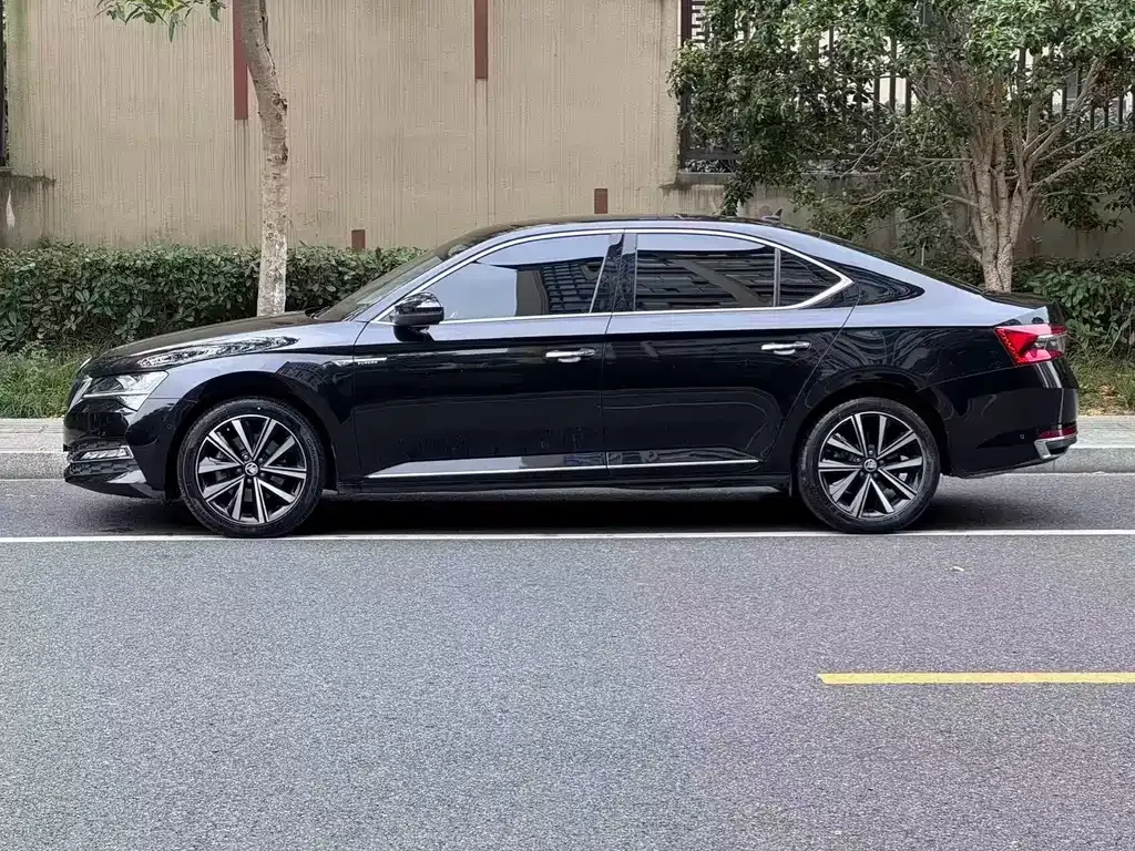 Skoda Superb — фото 9