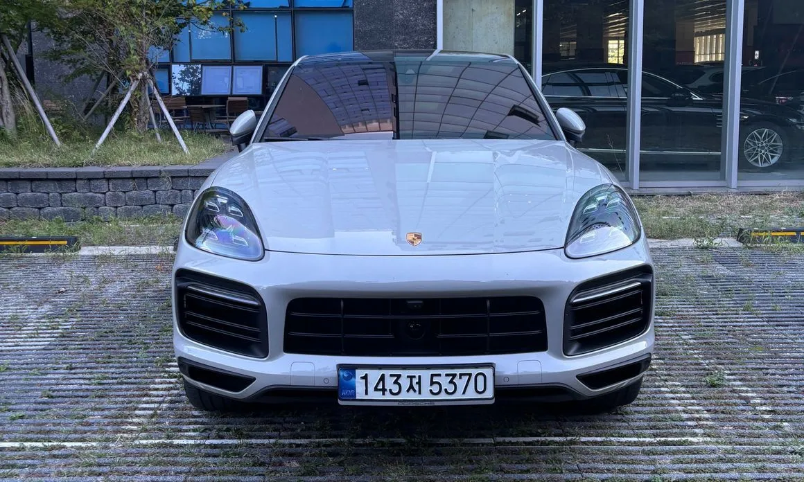 Porsche Cayenne — фото 1