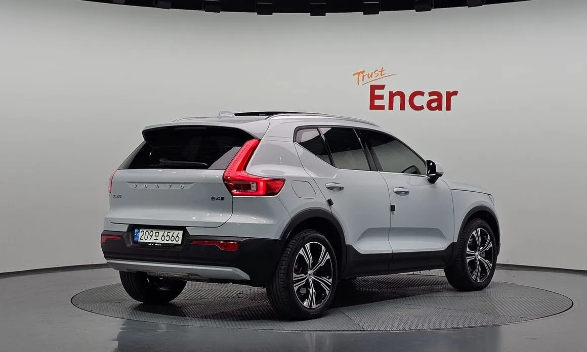 Volvo XC40 — фото 8